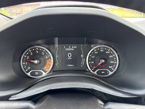 Used 2019 Jeep Renegade Latitude w/ Cold Weather Group AWD/4WD image 10