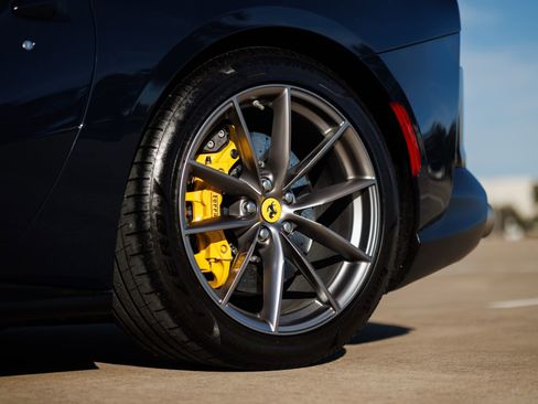 Used 2021 Ferrari 812 GTS image 31