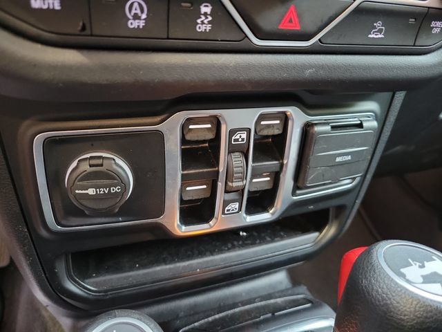 Used 2025 Jeep Wrangler Unlimited Sahara AWD/4WD image 24