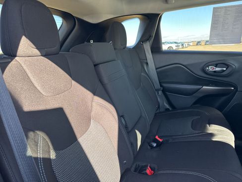 Used 2019 Jeep Cherokee Latitude w/ Cold Weather Group image 27