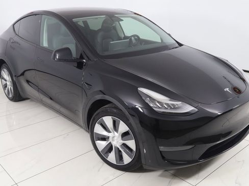 Used 2022 Tesla Model Y Long Range image 18