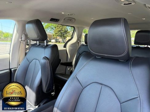 Used 2024 Chrysler Pacifica Touring-L FWD image 9