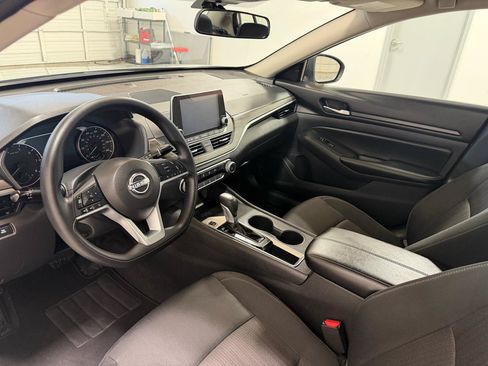 Used 2025 Nissan Altima 2.5 SV FWD image 14