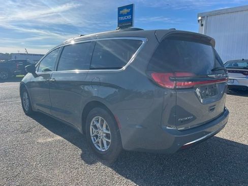 Used 2021 Chrysler Pacifica Touring image 3