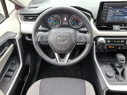 Used 2022 Toyota RAV4 XLE w/ Convenience Package image 2