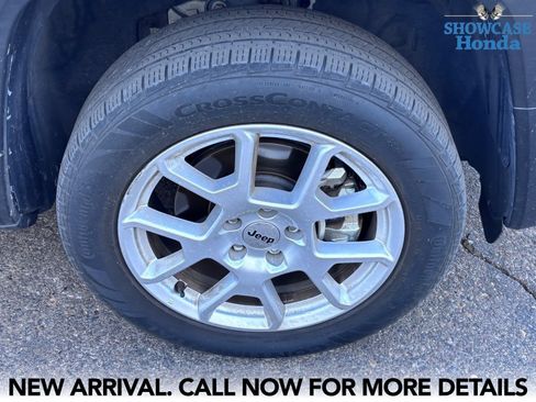 Used 2023 Jeep Renegade Latitude AWD/4WD image 7