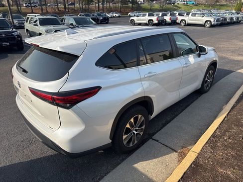 Used 2023 Toyota Highlander XLE image 3
