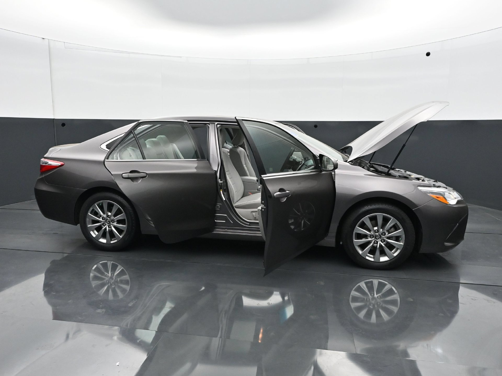 Used 2015 Toyota Camry XLE FWD image 33