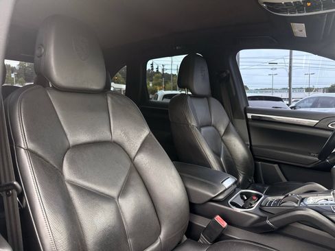 Used 2017 Porsche Cayenne Platinum Edition AWD/4WD image 33