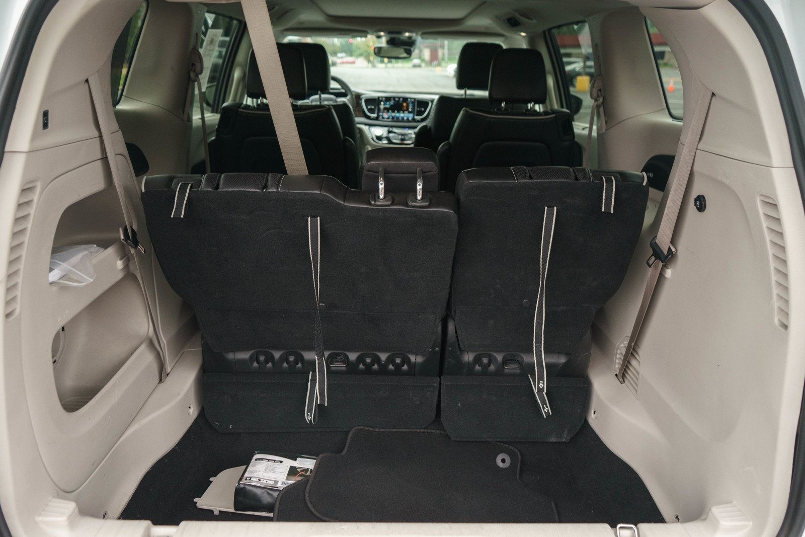 Used 2023 Chrysler Pacifica Limited FWD image 9