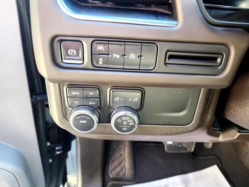 Used 2023 GMC Yukon XL SLT image 15