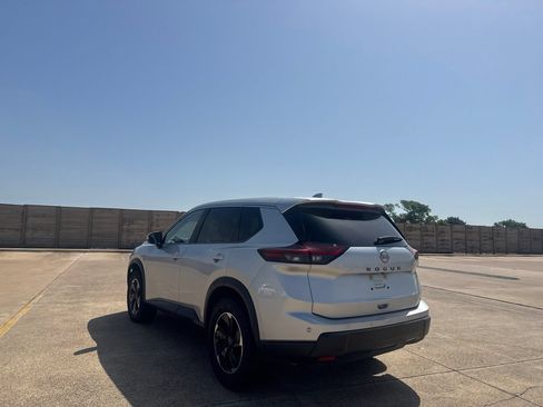 Certified 2025 Nissan Rogue SV FWD image 15