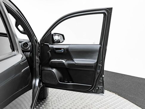 Used 2021 Toyota Tacoma TRD Sport w/ Technology Package image 11