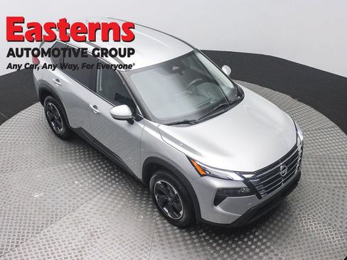 Used 2024 Nissan Rogue SV FWD image 3