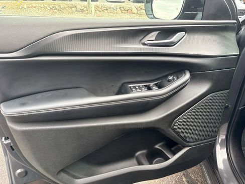 Used 2024 Jeep Grand Cherokee Altitude image 12