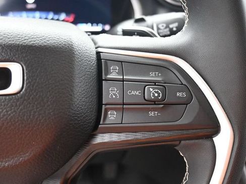 Used 2024 Jeep Grand Cherokee Laredo AWD/4WD image 30