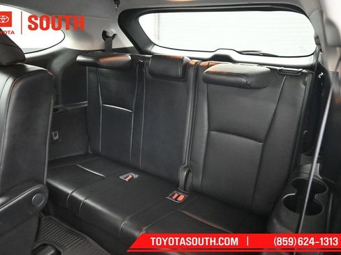 Used 2021 Toyota Highlander XLE AWD/4WD image 28