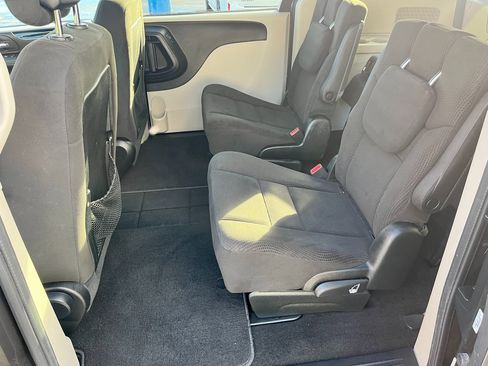 Used 2016 Dodge Grand Caravan SE image 18