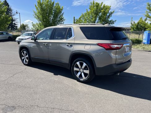 Used 2019 Chevrolet Traverse LT w/ LT Premium Package AWD/4WD image 3
