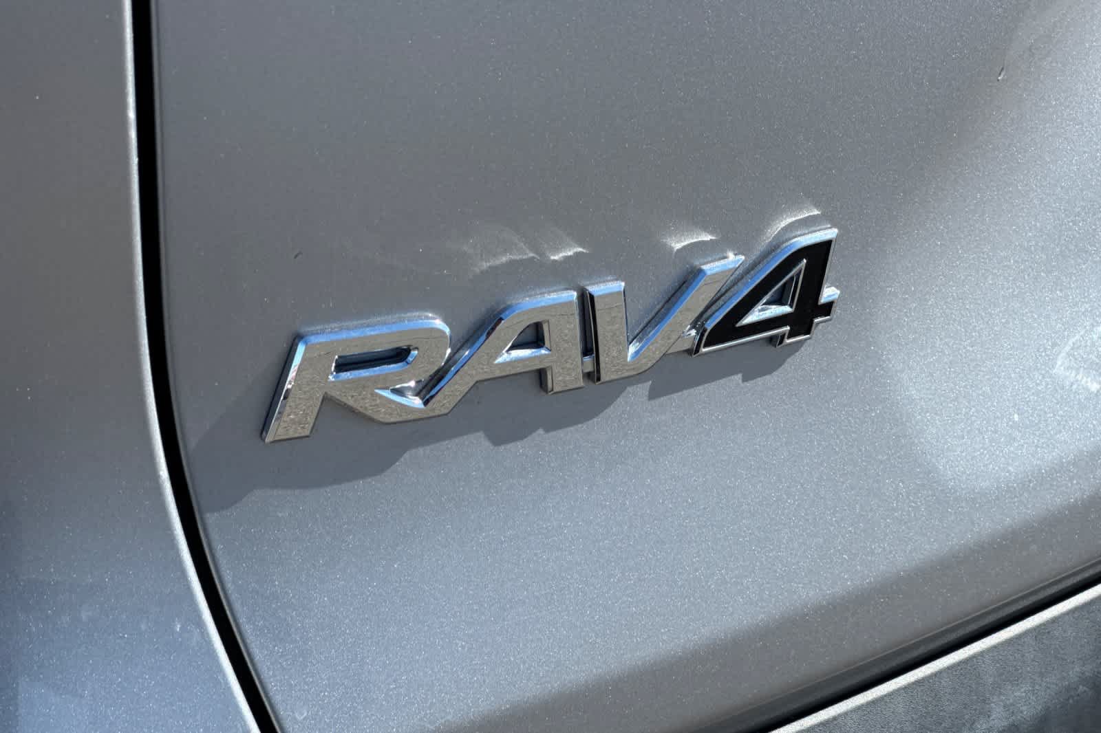 Used 2021 Toyota RAV4 XLE AWD/4WD image 32