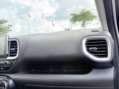 Used 2025 Hyundai Venue SEL FWD image 32