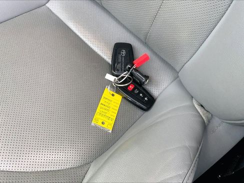 Used 2022 Toyota Highlander Limited image 14