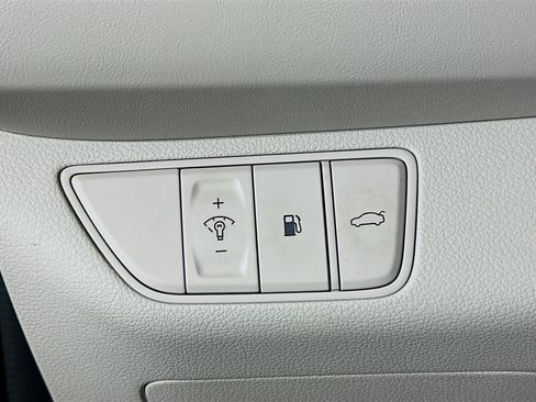 Used 2025 Genesis G70 2.5T image 17