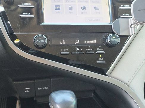 Used 2018 Toyota Camry SE FWD image 29