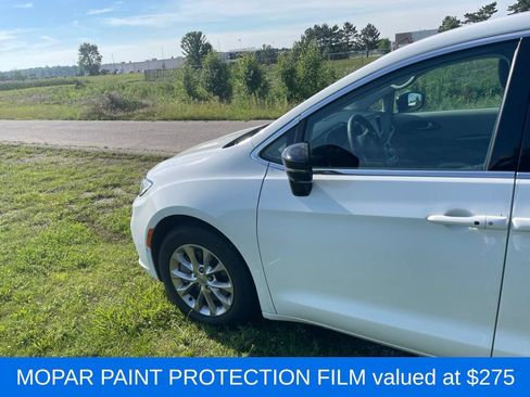 Used 2024 Chrysler Pacifica Touring-L AWD/4WD image 3