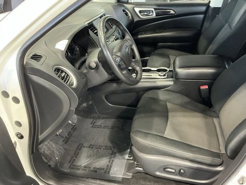 Used 2018 Nissan Pathfinder SV image 3