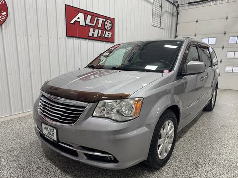 Used 2014 Chrysler Town & Country Touring image 2