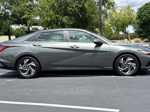 Used 2025 Hyundai Elantra Limited FWD image 10