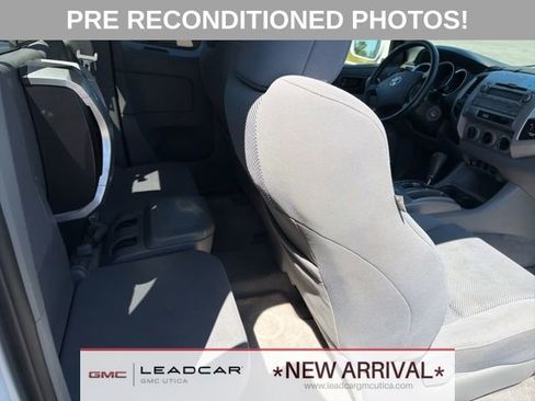 Used 2011 Toyota Tacoma 4x4 Access Cab V6 w/ TRD Sport Pkg image 13