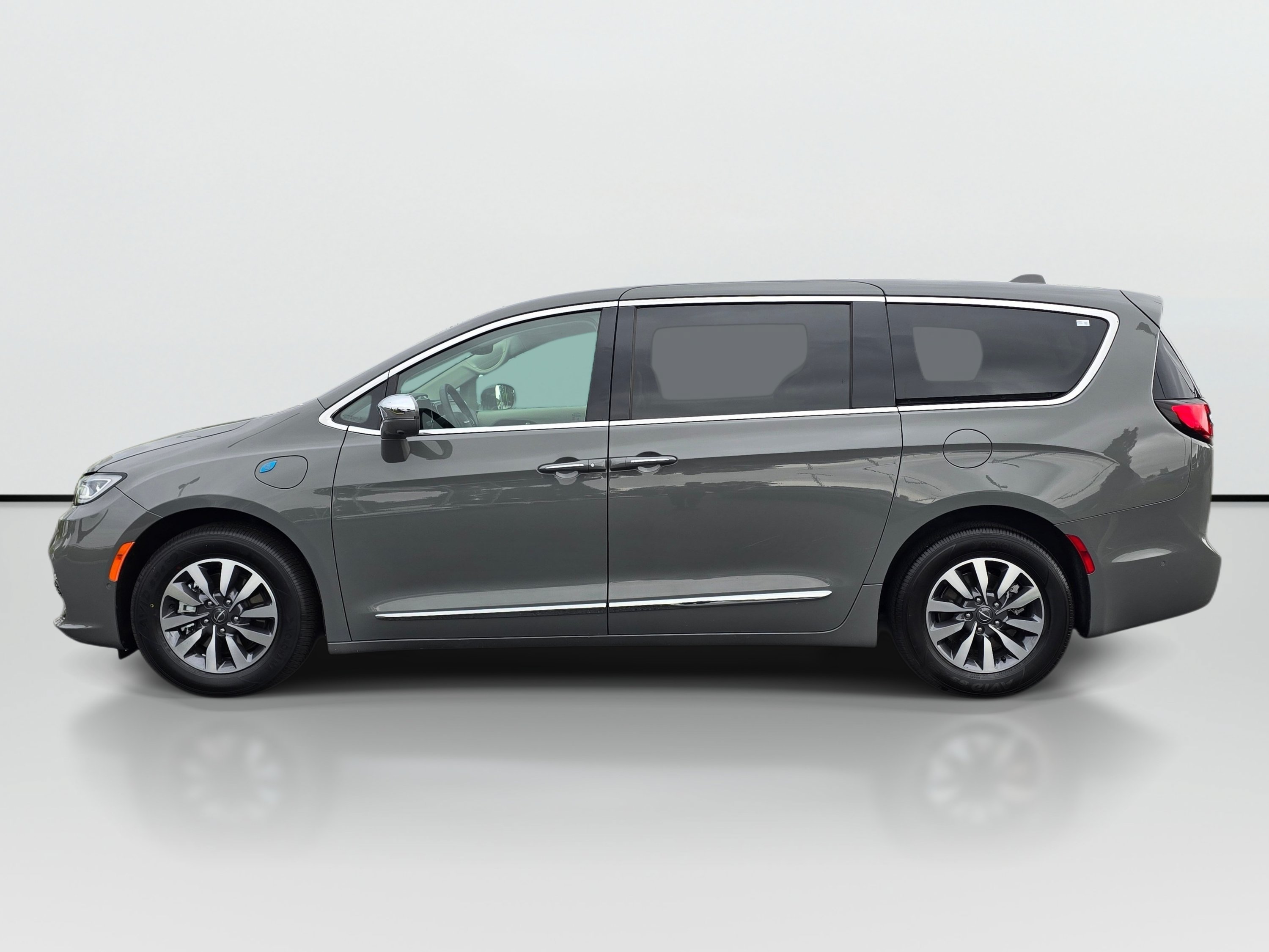Used 2022 Chrysler Pacifica Limited FWD image 2