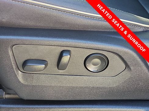 Used 2023 GMC Yukon SLT w/ SLT Luxury Package image 16