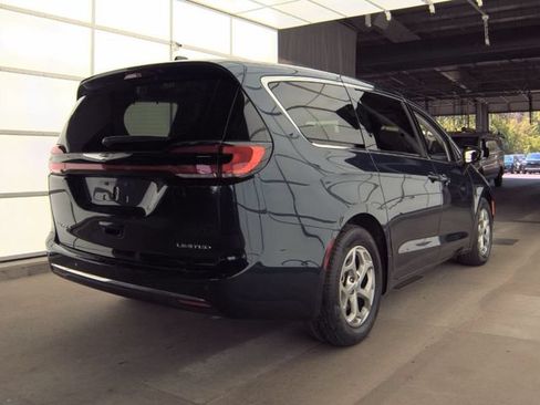 Used 2024 Chrysler Pacifica Limited FWD image 5