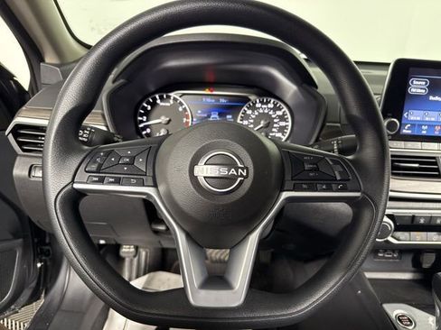 Used 2025 Nissan Altima 2.5 SV FWD image 25