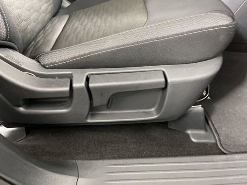 Used 2025 Nissan Pathfinder SV image 7