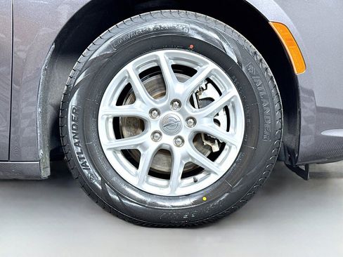 Used 2023 Chrysler Pacifica Touring-L FWD image 45