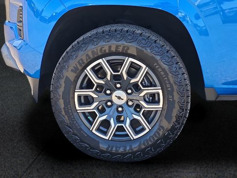 Used 2024 Chevrolet Colorado Z71 w/ Z71 Convenience Package 2 AWD/4WD image 8