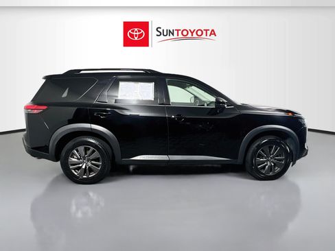 Used 2024 Nissan Pathfinder SV FWD image 2