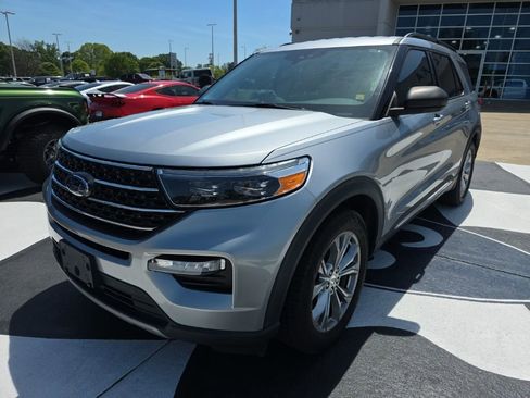 Used 2021 Ford Explorer XLT w/ Equipment Group 202A image 3