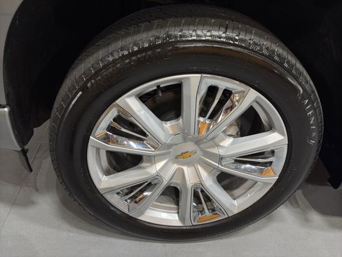 Used 2025 Chevrolet Silverado 1500 High Country w/ High Country Premium Package AWD/4WD image 9