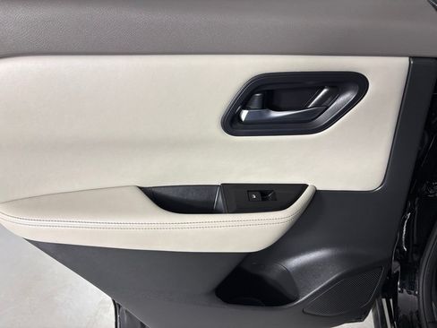 Used 2024 Nissan Rogue SV FWD image 33