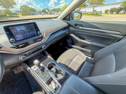 Used 2023 Nissan Altima 2.5 SV image 9