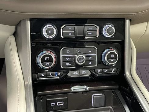 Used 2024 GMC Yukon Denali w/ Advanced Technology Package AWD/4WD image 18