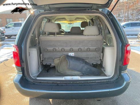 Used 2006 Chrysler Town & Country image 27