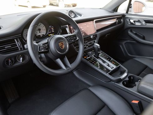 Certified 2026 Porsche Macan AWD/4WD image 4