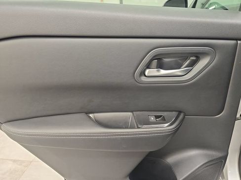Used 2025 Nissan Rogue SV AWD/4WD image 18