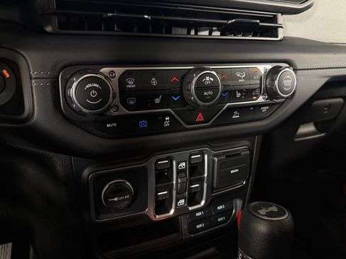Used 2025 Jeep Wrangler Unlimited Sahara AWD/4WD image 22